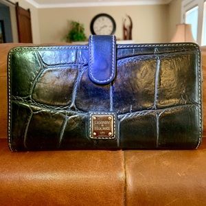 🎉Vintage Dooney & Bourke Black Croc Wallet🎀